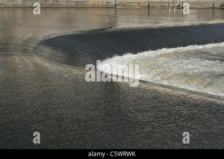 Eine Verdammung auf einem Fluss, Mayenne, Laval (Mayenne, Pays De La Loire, Frankreich). Stockfoto