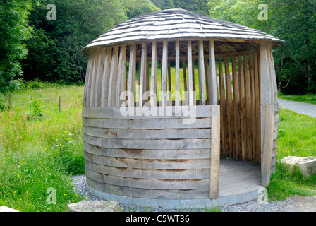 Tierheim auf einem Pfad in Coedydd Aber National Nature Reserve, Nordwales Stockfoto