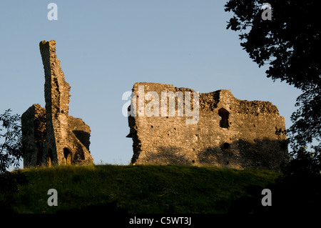 Die Überreste von Okehampton Castle, Devon im Abendlicht von der Straße neben der Website zu sehen Stockfoto