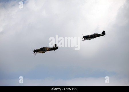 HAWKER HURRICANE LF363 MK IIC SUPERMARINE SPITFIRE AB910 MK VB BATTLE OF BRITAIN MEMORIAL FLIGHT 2. Juli 2011 Stockfoto