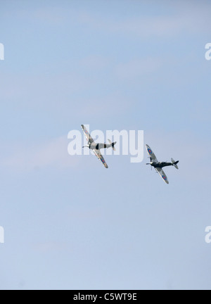 HAWKER HURRICANE LF363 MK IIC SUPERMARINE SPITFIRE AB910 MK VB BATTLE OF BRITAIN MEMORIAL FLIGHT 2. Juli 2011 Stockfoto