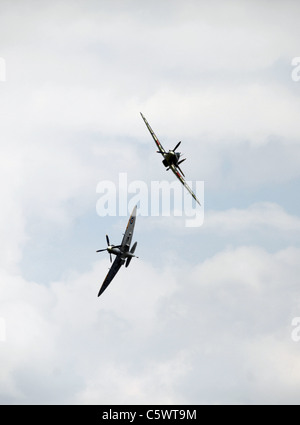 SUPERMARINE SPITFIRE AB910 MK VB & HAWKER HURRICANE LF363 MK IIC BATTLE OF BRITAIN MEMORIAL FLIGHT 2. Juli 2011 Stockfoto