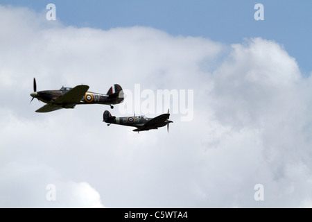 HAWKER HURRICANE LF363 MK IIC SUPERMARINE SPITFIRE AB910 MK VB BATTLE OF BRITAIN MEMORIAL FLIGHT 2. Juli 2011 Stockfoto