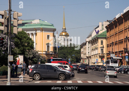 Die Admiralty Building, dem ehemaligen Hauptsitz der Admiralty Board und der imperialen russischen Marine, unten Wosnessenski Avenue, St. Petersburg, Russland Stockfoto