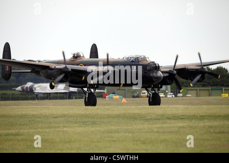 AVRO LANCASTER B1 PA474 Landung BATTLE OF BRITAIN MEMORIAL FLIGHT 2. Juli 2011 Stockfoto