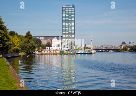 Fluss Spree von Treptower Park mit Allianz-Gebäude, Berlin, Deutschland Stockfoto