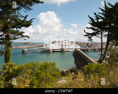 Brittany ferries Schiff in den Hafen von Saint-Malo Stockfoto