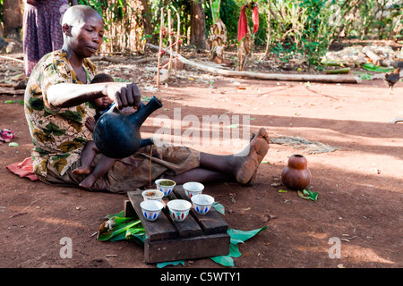 Ein Ari-Tribeswoman führt eine traditionelle äthiopische Kaffee-Zeremonie in einem Dorf in der Nähe von Jinka im unteren Omo-Tal, Äthiopien. Stockfoto