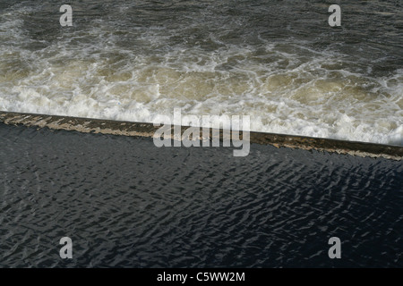 Eine Verdammung auf einem Fluss, Mayenne, Laval (Mayenne, Pays De La Loire, Frankreich). Stockfoto