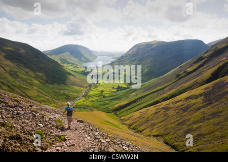 Ein Frauen absteigend Great Gable in Richtung Wasdale im Lake District, UK. Stockfoto