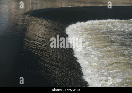 Eine Verdammung auf einem Fluss, Mayenne, Laval (Mayenne, Pays De La Loire, Frankreich). Stockfoto