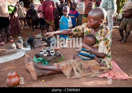 Ein Ari-Tribeswoman führt eine traditionelle äthiopische Kaffee-Zeremonie in einem Dorf in der Nähe von Jinka im unteren Omo-Tal, Äthiopien. Stockfoto