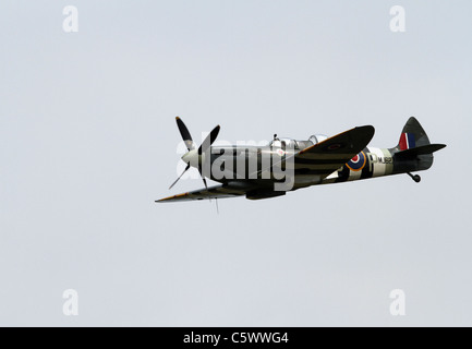 SUPERMARINE SPITFIRE T9 MJ627 TRAINER BAYLISS AVIATION 3. Juli 2011 Stockfoto