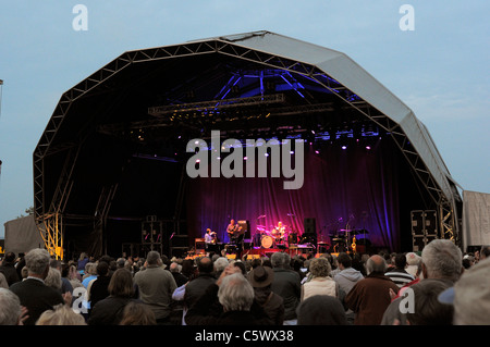 Jools Holland und sein Rhythmus & Blues Orchestra-Konzert im Powderham Castle Devon 30. Juli 2011 Stockfoto