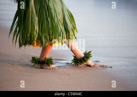 Hulatänzer tanzen am Strand in Maui Hawaii leichte soft-Fokus erstellt durch Bewegung Stockfoto