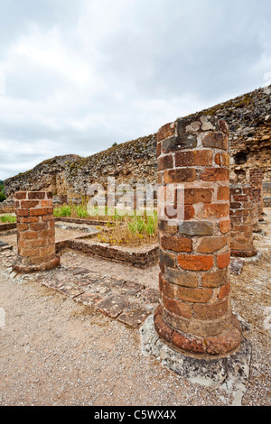 Säulenhalle mit gemauerten Säulen im Haus der Skelette Villa in Conimbriga, Ruinen die am besten erhaltene römische Stadt in Portugal. Stockfoto