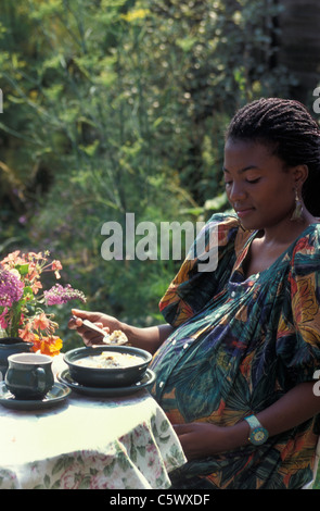 Schwangere Afrikanerin essen gesundes Frühstück im freien Stockfoto