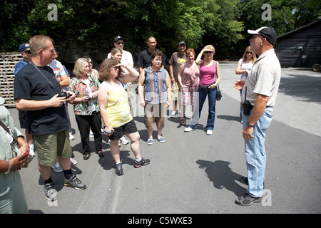 Tourguide mit Touristengruppe auf Führung durch jack Daniels Brennerei Lynchburg, Tennessee, usa Stockfoto
