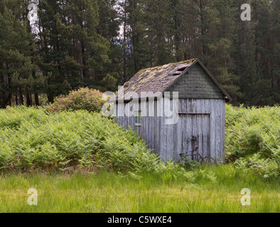 Eine alte Hütte und Fahrrad am Straßenrand in Glen Etive Schottland Stockfoto