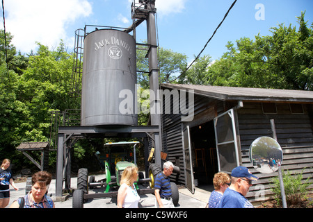 Touristen auf Tour durch die Jack Daniels Distillery Lynchburg, Tennessee, Usa Stockfoto