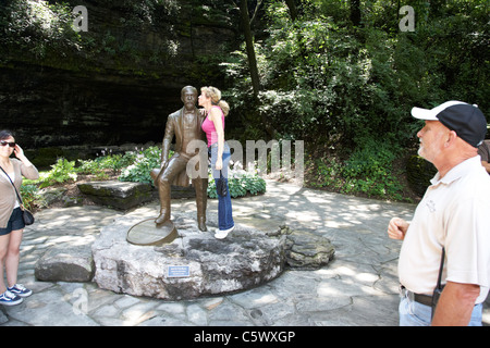 Touristen an Buchse auf den Felsen Skulptur außerhalb der Höhle und Frühling bei Jack Daniels Brennerei Lynchburg, Tennessee, usa Stockfoto