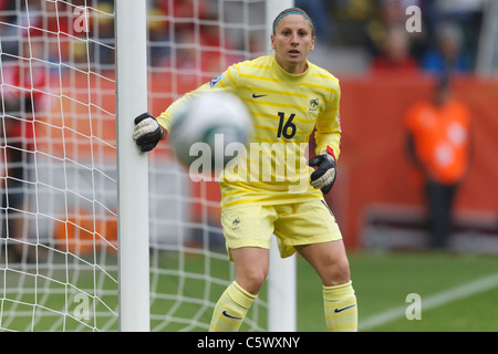 Frankreich-Torwart Berangere Sapowicz in Aktion während einer 2011 Frauen WM Halbfinale gegen die Vereinigten Staaten. Stockfoto