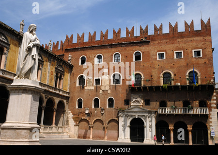 Eine Statue von Dante und stehenden Preffetura di Verona Piazza dei Signori in Verona Stockfoto