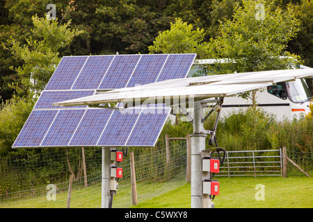 Ein Tracking-solar Photovoltaik-Panel-System auf das aus Gitter, Bowland Wild Boar Park im Bowland, Lancashire, UK. Stockfoto