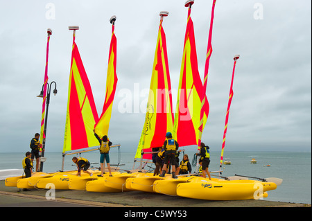 Kinder, die teilnehmen an eine Segelschule, La Flotte, Ile de Ré, Frankreich Stockfoto