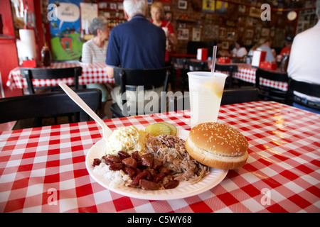 Zog Schweinefleisch Grill platter auf Cafe Tabelle mit verfügbaren Platten und Plastikbesteck Lynchburg, Tennessee, USA Stockfoto