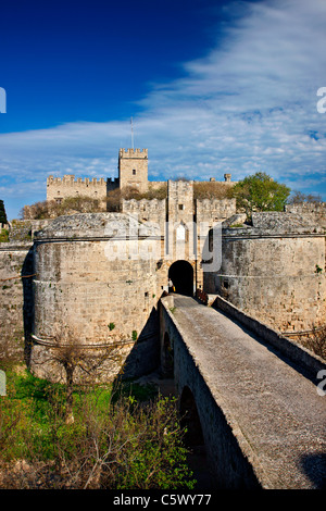 Der Palast des Großmeisters, hinter dem Tor d' Amboise und den Graben der mittelalterlichen Stadt von Rhodos Insel Griechenland Stockfoto