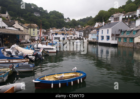 Fischerboote im Hafen von Polperro Polperro Cornwall England Großbritannien Stockfoto