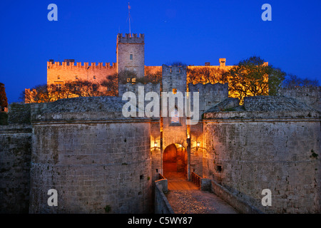 Der Palast des Großmeisters, hinter dem Tor d' Amboise und den Graben der mittelalterlichen Stadt von Rhodos Insel Griechenland Stockfoto