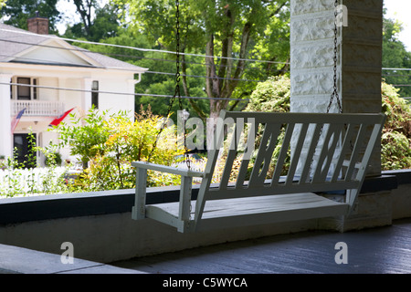 weiße Holzbank Sitz hängen auf der Veranda eines traditionellen südlichen Hauses in Lynchburg, Tennessee, usa Stockfoto