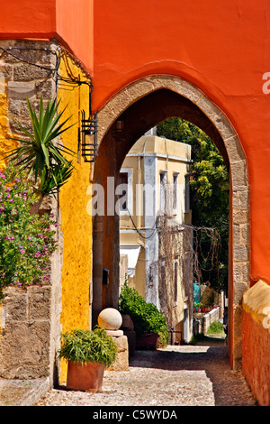 Eine schöne, bunte "Ecke" in der alten, mittelalterlichen Stadt von Rhodos, sehr nah an der Clocktower, Dodekanes, Griechenland Stockfoto