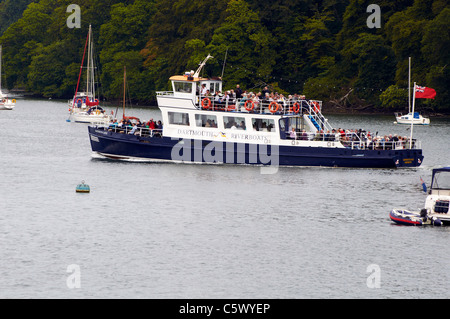 Fluss Dart, Dittisham, Devon, England im Juli 2011 mit einer großen Anzahl von Booten und Yachten Inlcuding Dartmouth Burg Ausflugsschiff Stockfoto