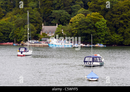 Fluss Dart, Dittisham, Devon, England im Juli 2011 mit einer großen Anzahl von Booten und Yachten. Stockfoto