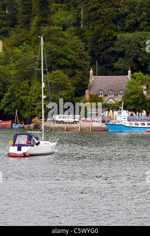 Fluss Dart, Dittisham, Devon, England im Juli 2011 mit einer großen Anzahl von Booten und Yachten. Stockfoto