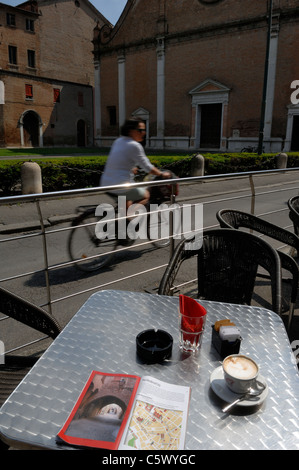 Eine Café-Tisch mit vorbeifahrenden Radfahrer am Piazzale San Francesco in Ferrara Stockfoto