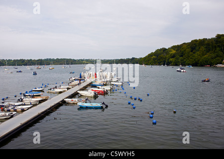 Fluss Dart, Dittisham, Devon, England im Juli 2011 mit einer großen Anzahl von Booten und Yachten. Stockfoto