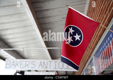 Tennessee Flagge hängt außerhalb eines Ladens unter überdachten Gehweg in Lynchburg Tennessee usa Stockfoto