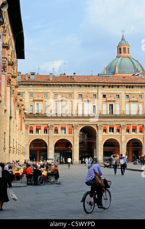 Ein Radfahrer, ihren Weg über Piazza Maggiore in Bologna in Richtung der Quadrilatero Stockfoto