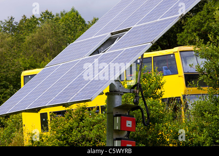 Ein Tracking-solar Photovoltaik-Panel-System auf das aus Gitter, Bowland Wild Boar Park im Bowland, Lancashire, UK. Stockfoto