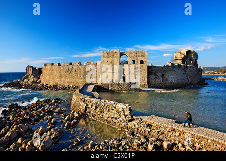 Griechenland, Messenien Präfektur. Der venezianischen Burg von Methoni, als es die Bourdzi (osmanischer Turm, späterer Zusatz) entnehmen Stockfoto