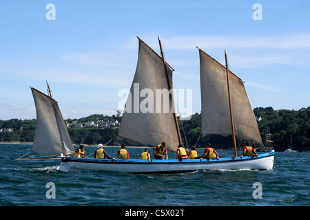 Gig (Bantry Bay Gig) unter Segel, Bucht von Douarnenez, maritime Veranstaltung 'Temps Fête' (Finistère, Bretagne, Frankreich). Stockfoto