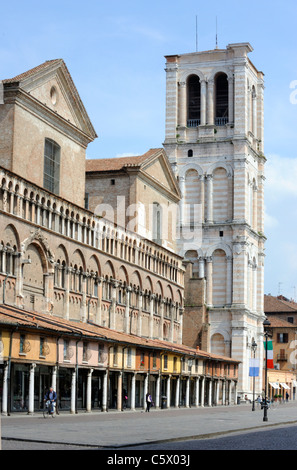 Piazza Trento e Trieste und der Kathedrale Bell tower in Ferrara Stockfoto