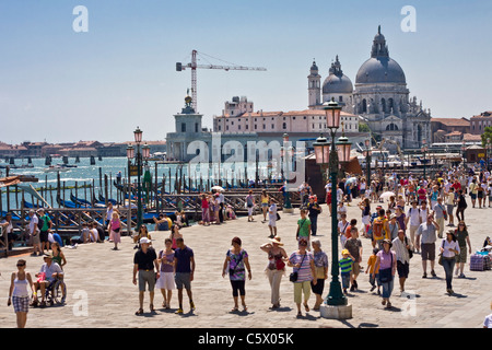 Touristen in der Nähe von Piazza San Marco an einem sonnigen Tag in Venedig Italien Stockfoto