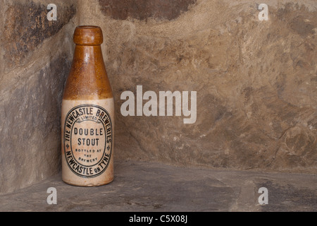 Antike newcastle Brauereien Doppel stout Brown Ale Keramik Flasche gegen eine Mauer aus Stein Stockfoto