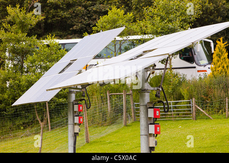 Ein Tracking-solar Photovoltaik-Panel-System auf das aus Gitter, Bowland Wild Boar Park im Bowland, Lancashire, UK. Stockfoto