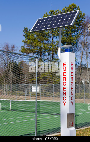 Solarbetriebene Notruf-Station in der Nähe Tennisplätze Stockfoto